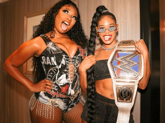 La championne féminine de la WWE SmackDown Bianca Belair traîne avec Megan Thee Stallion à Lollapalooza Chicago 2021