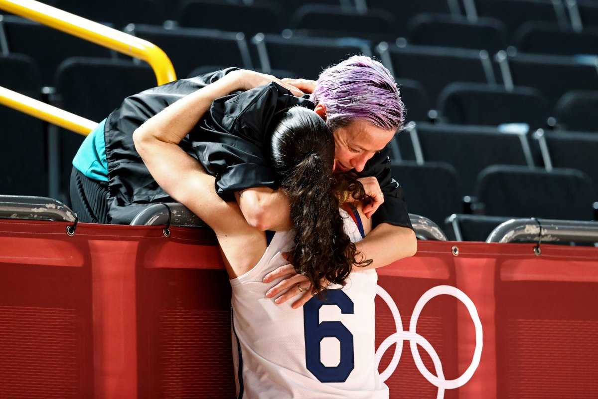 REGARDER: Sue Bird et Megan Rapinoe des États-Unis partagent un moment réconfortant après la victoire des États-Unis pour la médaille d'or contre le Japon aux Jeux olympiques de Tokyo 2020