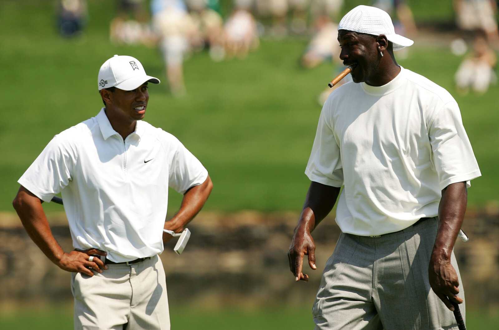 Tiger Woods choisit de manière choquante David Spade comme meilleur golfeur que Michael Jordan !