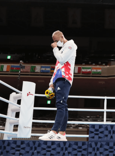 VIDÉO : le boxeur olympique refuse d'accepter la médaille d'argent après sa défaite aux Jeux olympiques de Tokyo 2020