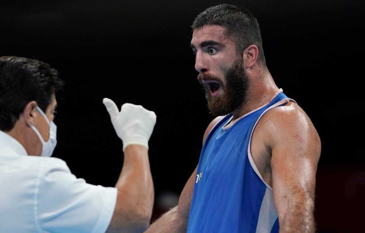 VIDÉO : un boxeur est disqualifié dans les 10 dernières secondes du match aux Jeux olympiques de Tokyo – réagit violemment