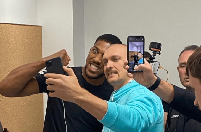 Anthony Joshua et Oleksandr Usyk prennent un selfie maladroit avant leur combat
