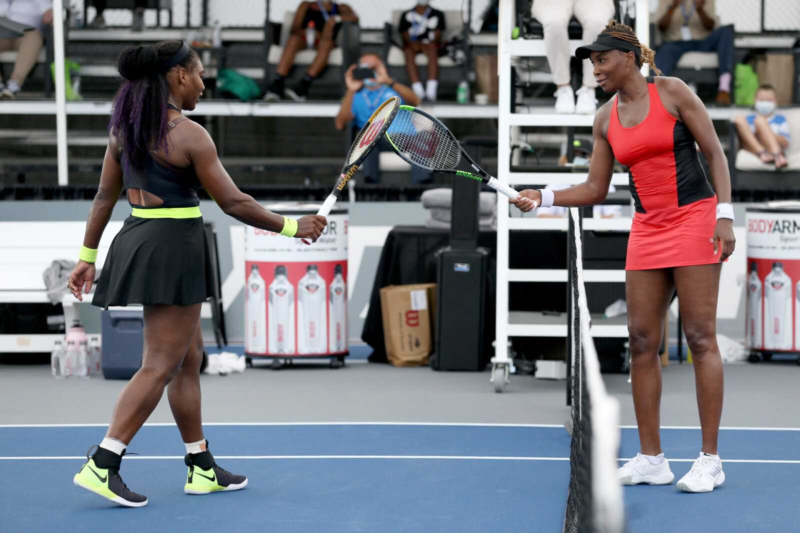 "Fan Girl Moment": Venus et Serena Williams réagissent à leur rencontre avec l'acteur de Gossip Girl