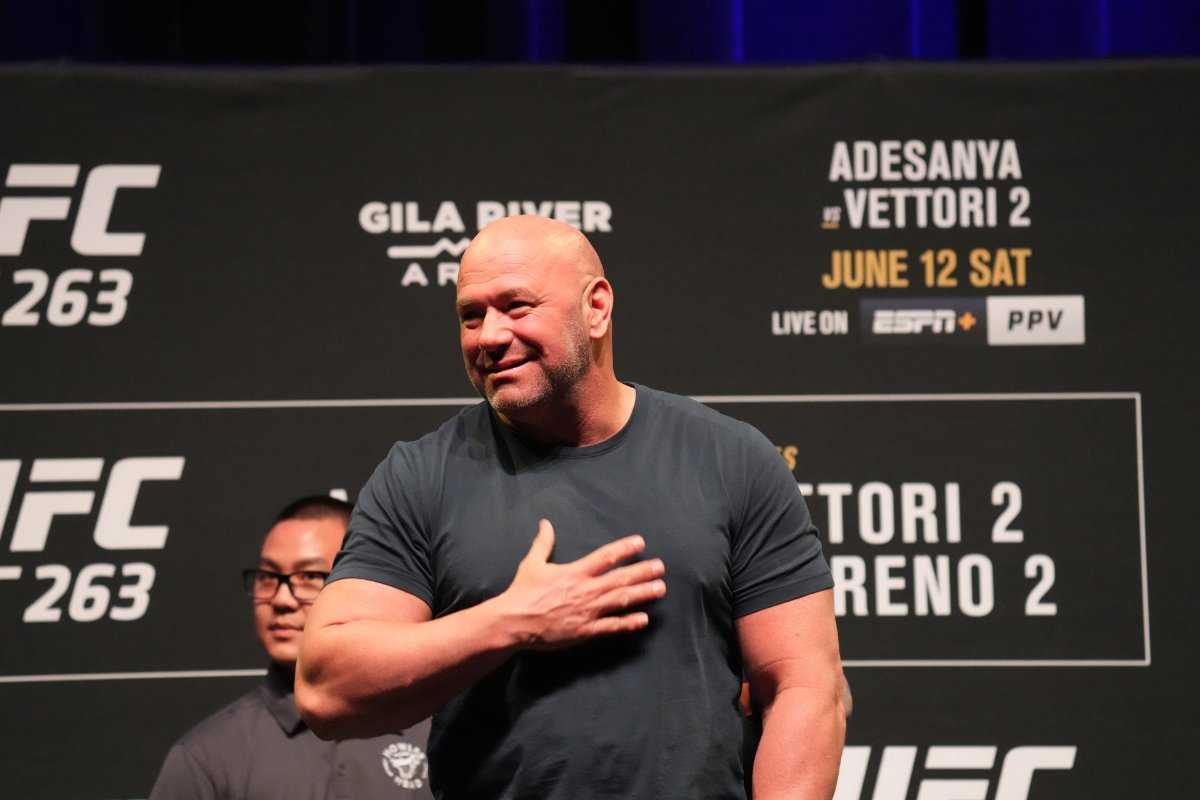 Le président de l'UFC, Dana White, remet deux nouveaux contrats UFC lors de la 41e série Contender de Dana White