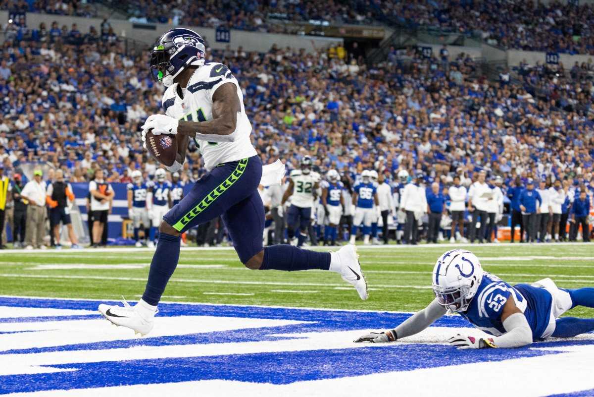«Nous jouons tous les deux au même sport» – Colts Kicker brise le stéréotype de la NFL en posant aux côtés de Seattle Seahawks Beast DK Metcalf