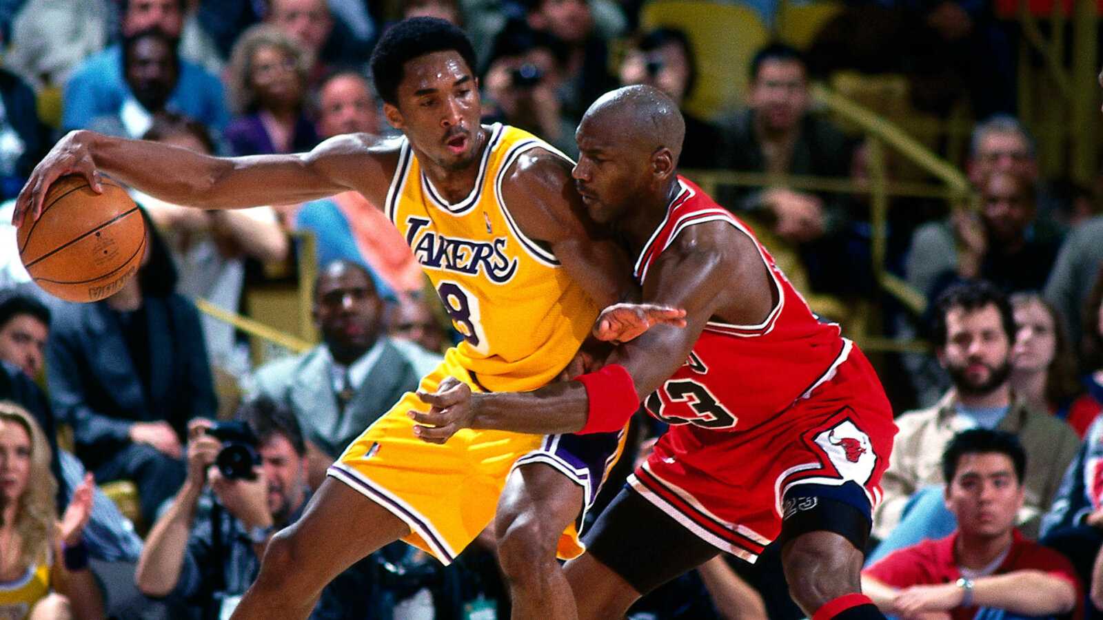 Phil Jackson a déjà causé une tempête en évaluant Kobe Bryant par rapport à Michael Jordan