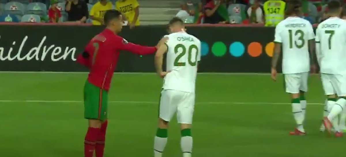 REGARDER: Cristiano Ronaldo gifle un joueur irlandais de frustration avant de prendre une pénalité cruciale pour le Portugal