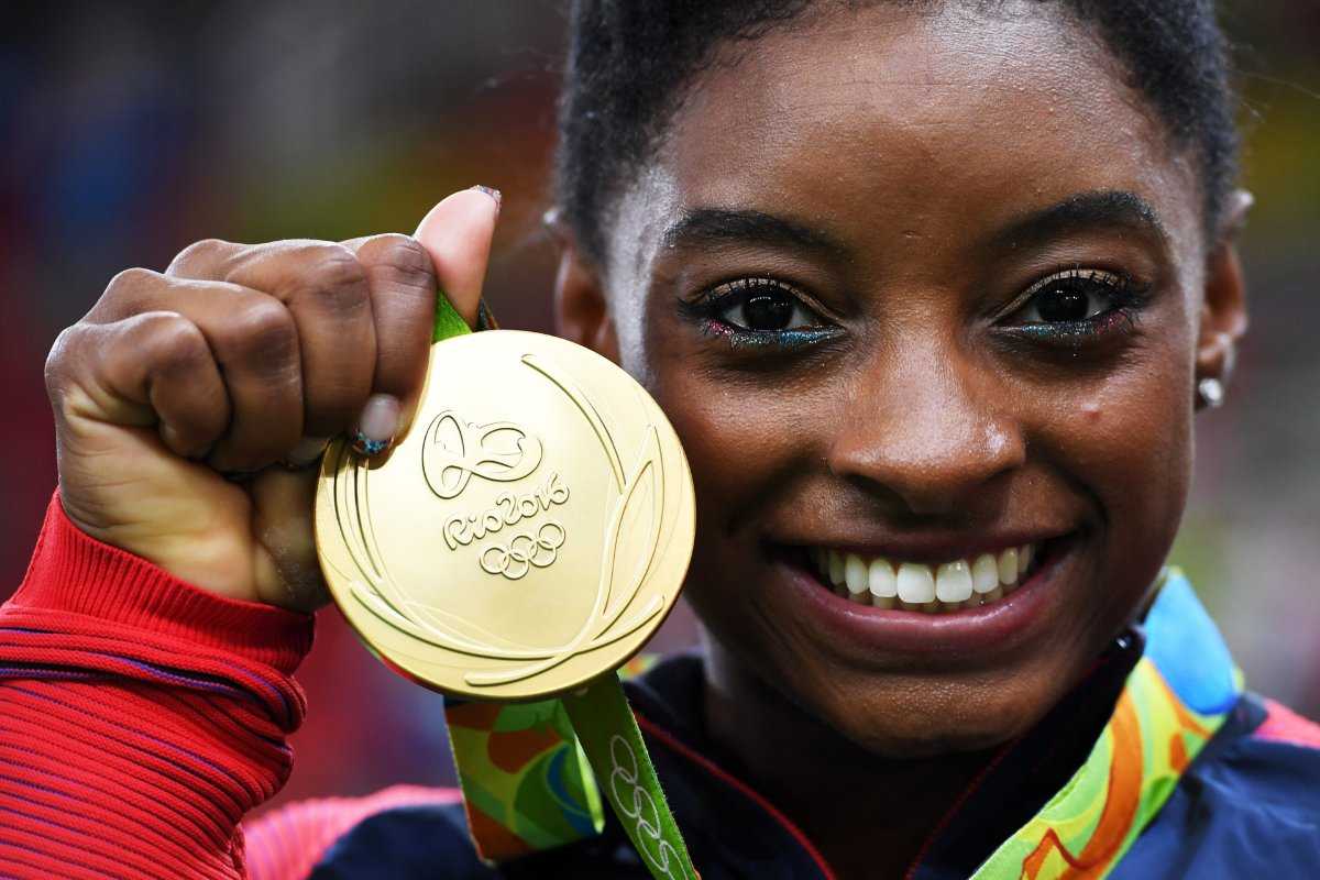 Simone Biles révèle pourquoi elle permet à sa mère de conserver toutes ses médailles