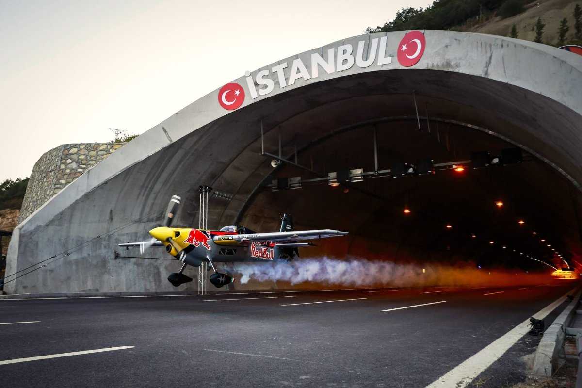 VIDÉO : Red Bull entre dans le livre Guinness des records du monde en pilotant un avion dans un tunnel
