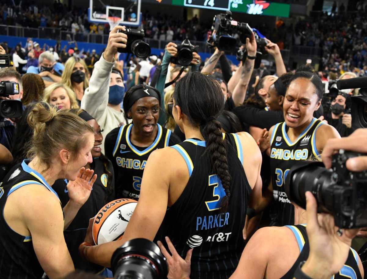 Candace Parker prend une page du livre de Giannis Antetokounmpo tout en célébrant la victoire du championnat WNBA de Chicago Sky