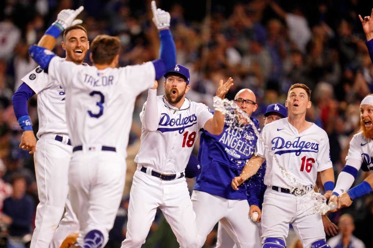 "Ce n'est que le début": Chris Taylor célèbre avec les Dodgers de LA après son départ contre les Cardinals de St. Louis