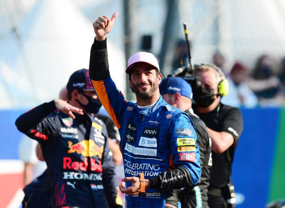 Daniel Ricciardo se moque de lui-même sur son manque de connaissances mécaniques
