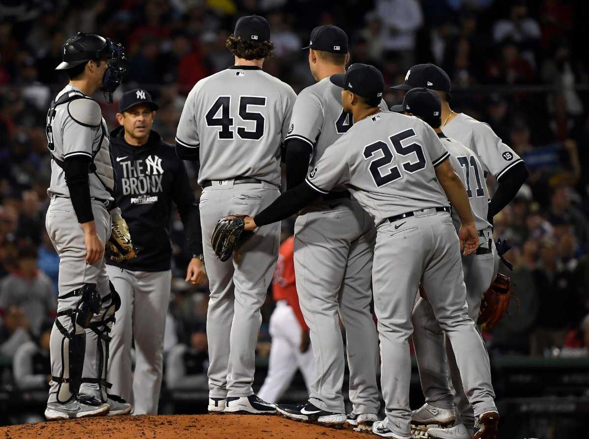 "F *** No, God No" - Les fans des Yankees de New York se rebellent alors que l'entraîneur Aaron Boone prolonge son contrat