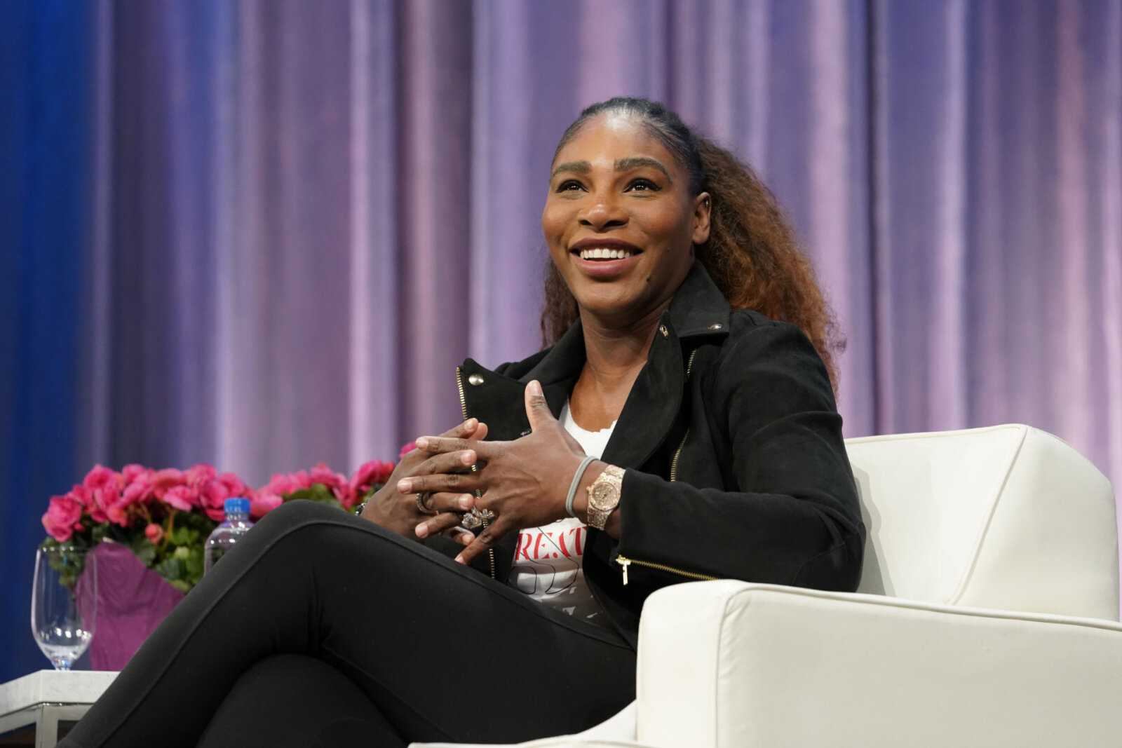 HILARANT!  Serena Williams passe aux baskets Nike alors que les talons se coincent dans l'escalator lors de la prestation Robin Hood 2021