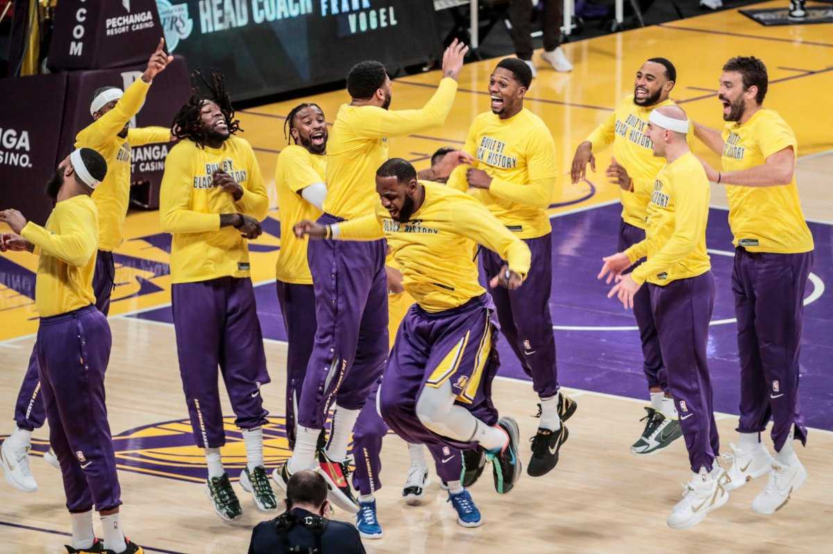 Le Temple de la renommée explique comment les Lakers de LeBron James obtiendront plus d'attention des médias que les filets de Kevin Durant