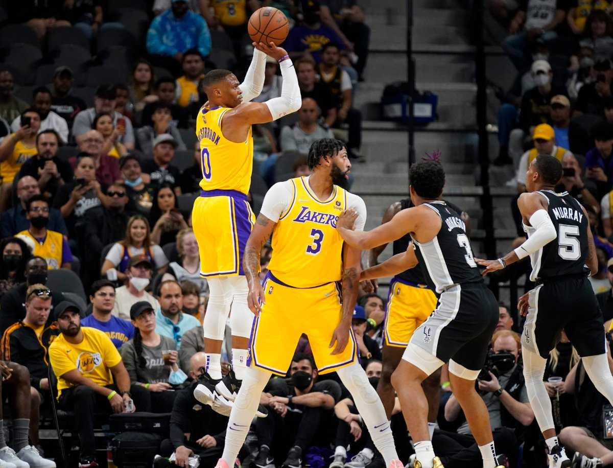 'PAS DE LEBRON AUCUN PROBLÈME': Twitter réagit alors que Russell Westbrook et Anthony Davis mènent les Lakers à OT Win vs Spurs
