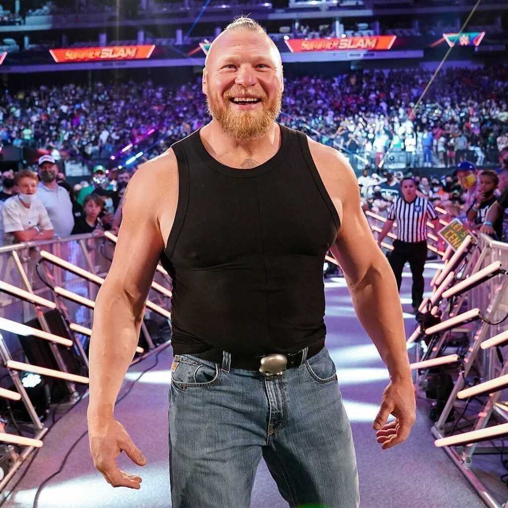 Paul Heyman se moque de Roman Reigns et Brock Lesnar le regarde avec colère sur WWE SmackDown