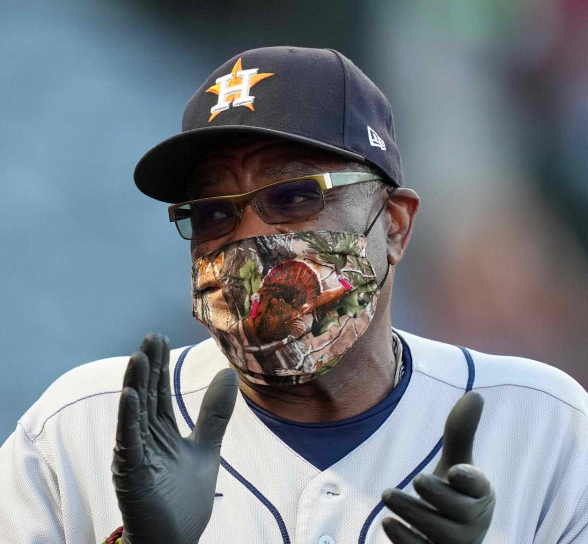 Pourquoi le manager Dusty Baker porte-t-il des gants pendant les jeux Astros de Houston ?