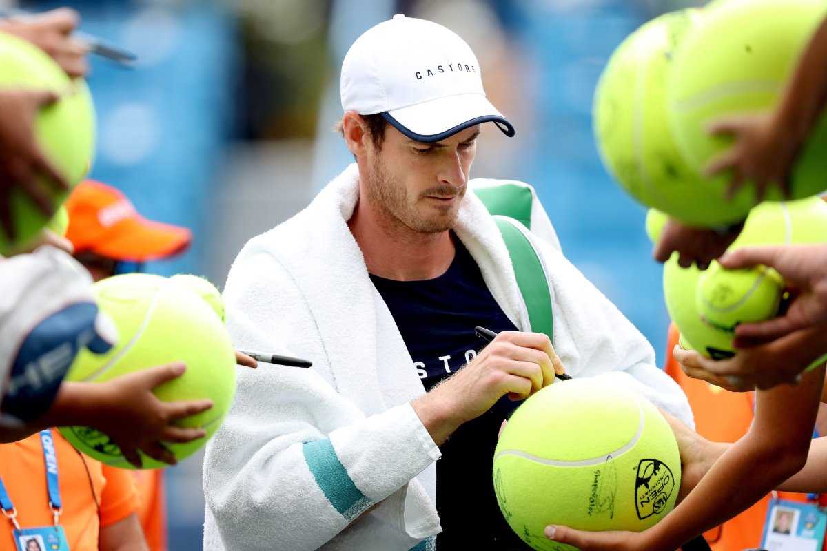 REGARDER: Deux filles se disputent la serviette d'Andy Murray à l'ATP Anvers 2021