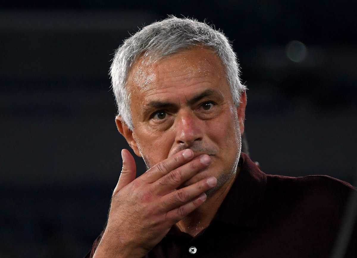 REGARDER: Jose Mourinho tente hilarante d'entraîner l'équipe depuis les tribunes après avoir été expulsé