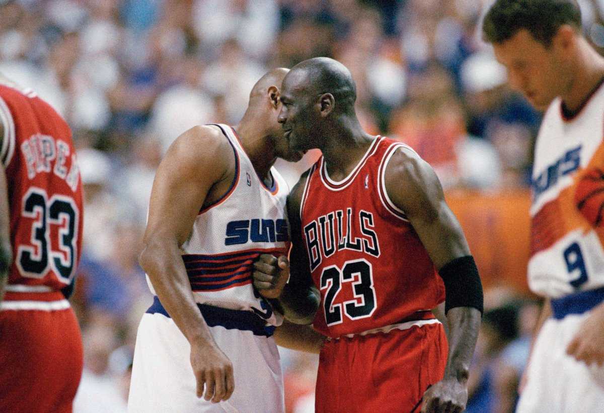 REGARDER: Michael Jordan a posté Charles Barkley et lui a ensuite jeté un regard de mort