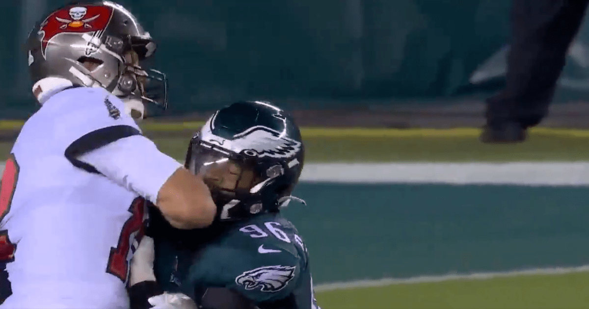 REGARDER: Tom Brady se lance dans une bagarre passionnée avec l'ailier défensif des Eagles de Philadelphie et lui donne un coup de coude