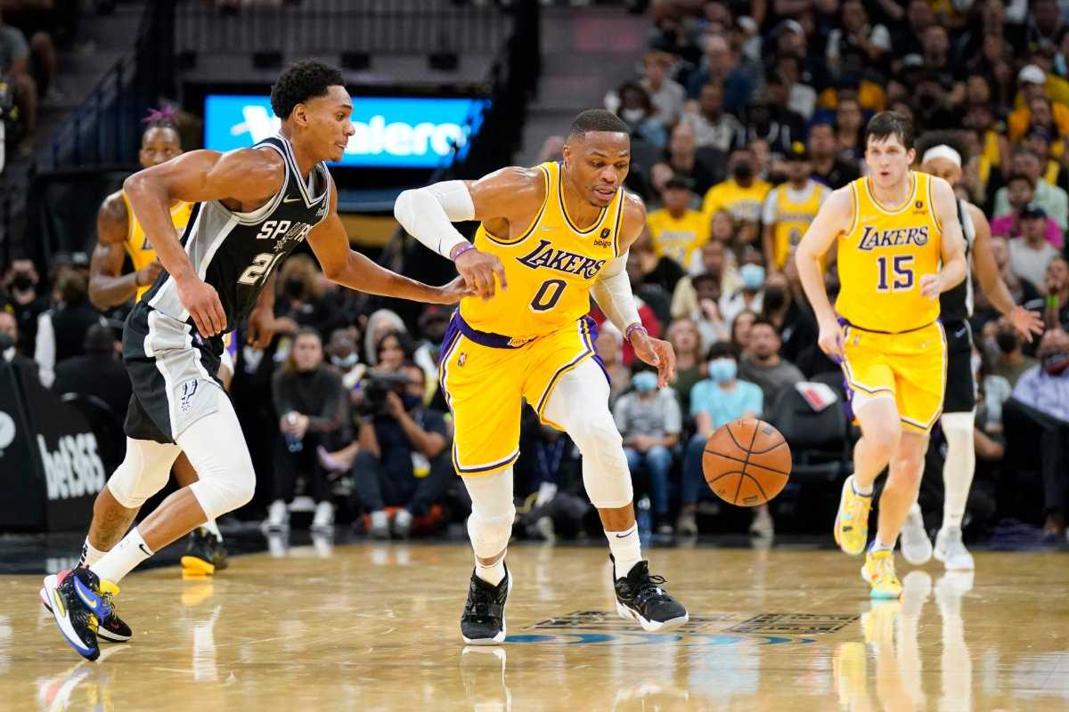 Russell Westbrook célèbre la victoire contre les Spurs en réalisant le souhait d'un jeune fan des Lakers