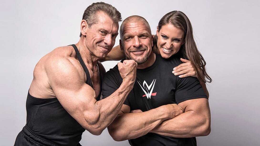 Stephanie McMahon publie une photo rare avec Linda et Vince McMahon, Nikkie Bella réagit