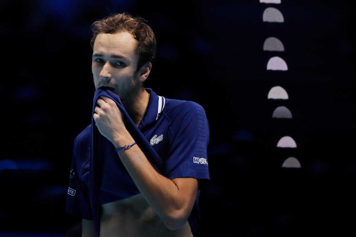 Daniil Medvedev reçoit un double coup lors de la finale de l'ATP 2021, une montre de 168 000 £ est volée