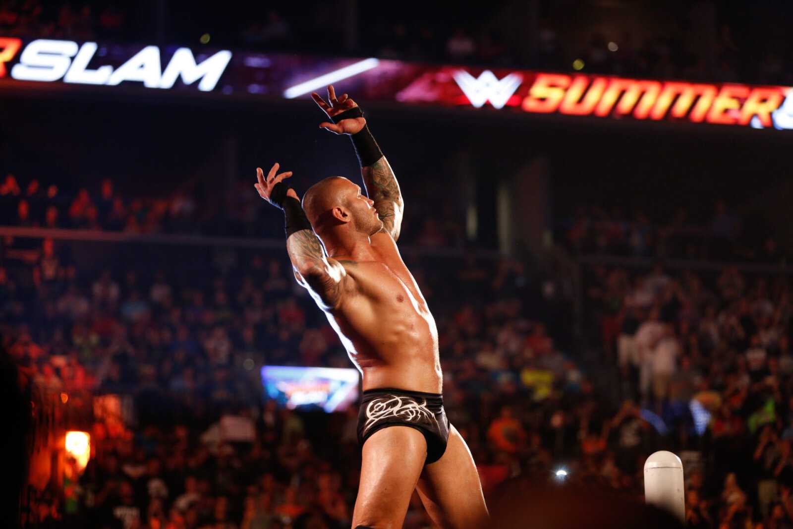 John Cena brise Twitter Persona pour faire l'éloge de Randy Orton avant la série Survivor 2021