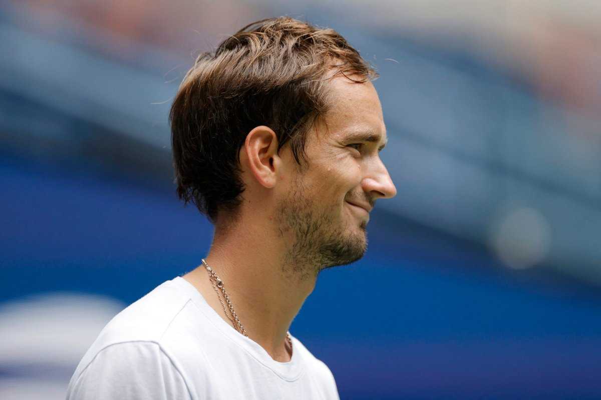 "LMAO": les fans de tennis réagissent au bâillement de Daniil Medvedev lors de la célébration de Jannik Sinner