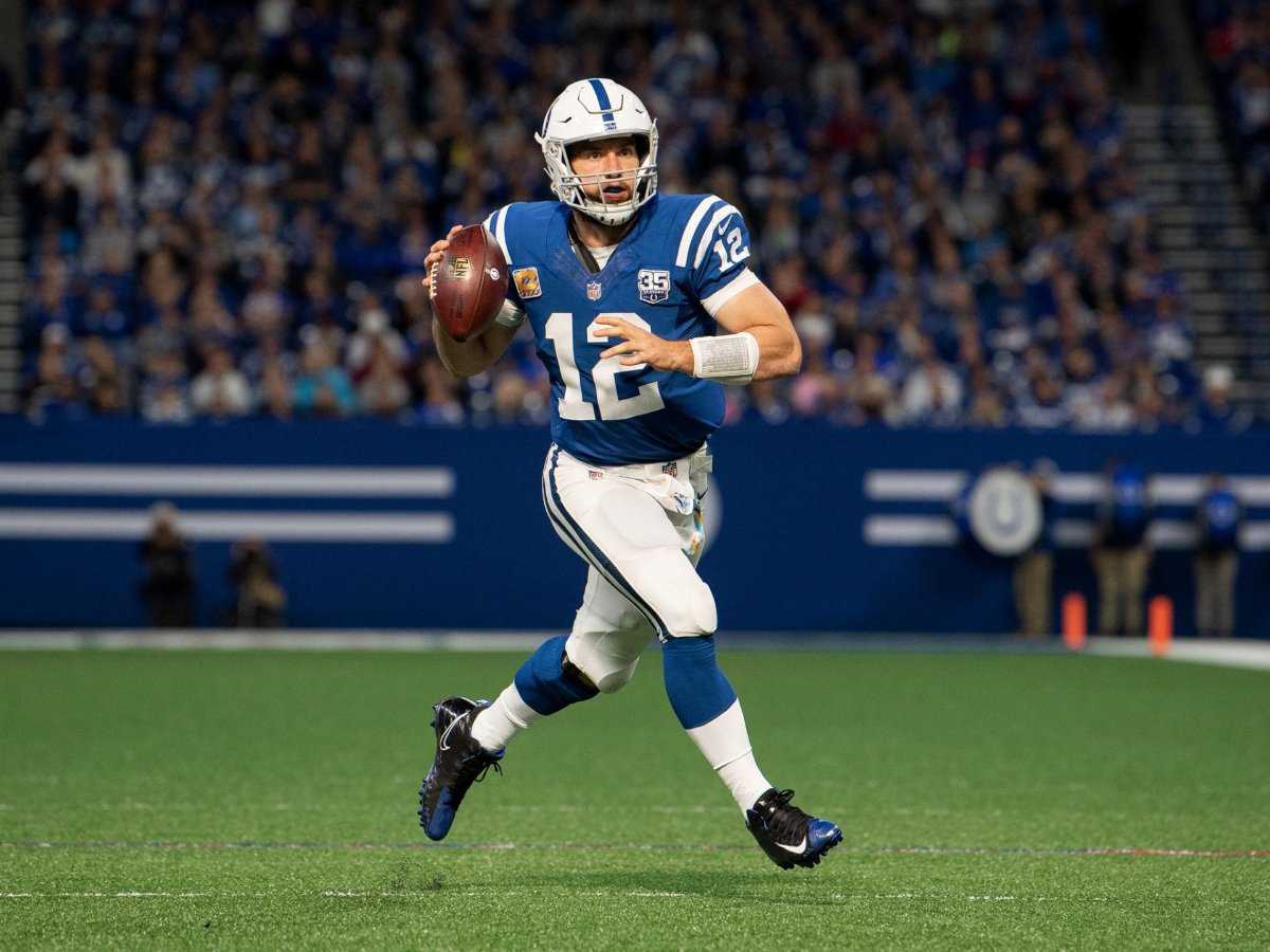 L'ancien QB des Colts d'Indianapolis revient dans l'équipe de football universitaire en tant que capitaine honoraire