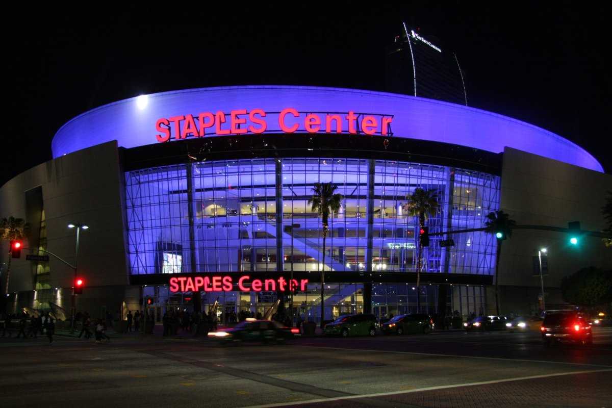'LeBitcoin': les fans des Lakers deviennent fous alors que Staples Center devrait être renommé après Crypto Company
