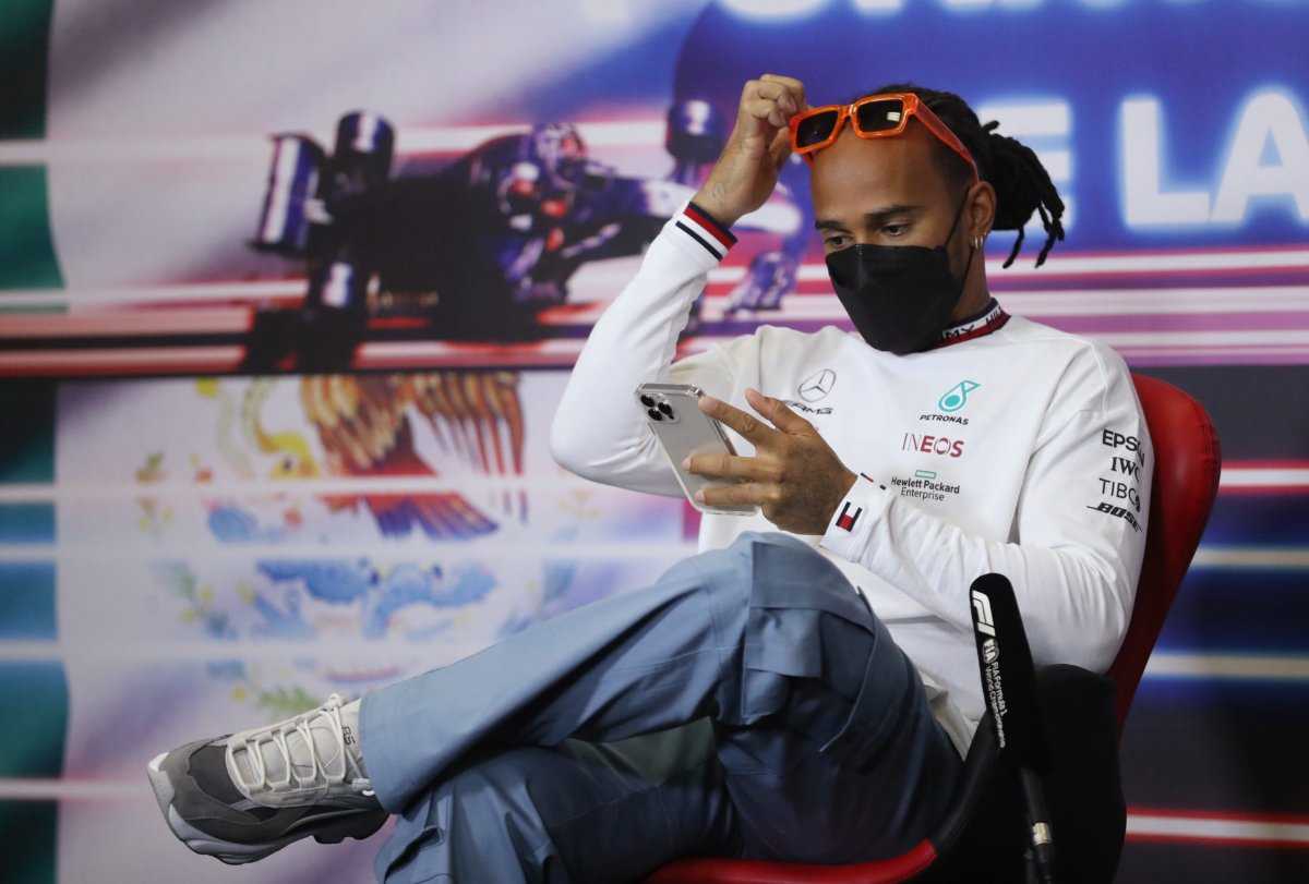 Mercedes, McLaren et Aston Martin Banter sur les fameuses lunettes de soleil de Lewis Hamilton