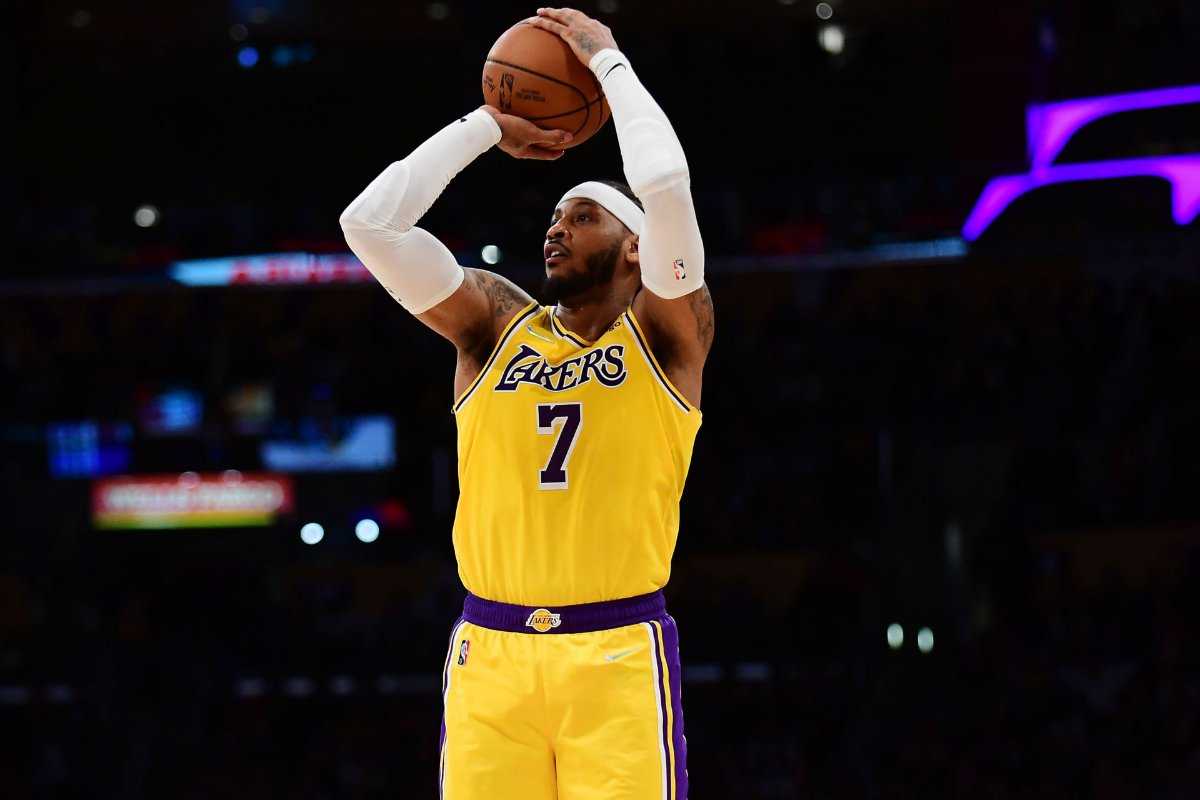 REGARDER: Carmelo Anthony des Lakers en vient presque aux mains du joueur des Kings après une conversation intense sur les ordures