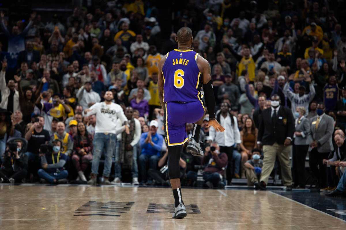 REGARDER: Les fans des Lakers transforment le Staples Center en enfer pour l'ennemi juré de LeBron James Isaiah Stewart