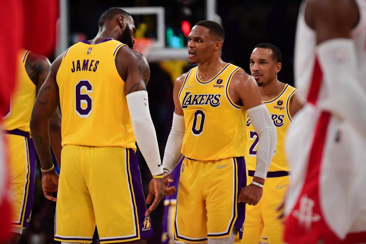 REGARDER: Russell Westbrook s'est arrêté après avoir tenté de jeter la main lors de la bagarre des Lakers contre les Pistons
