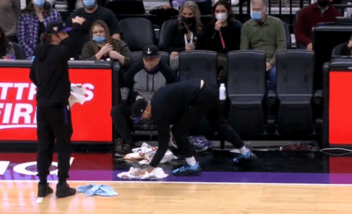 REGARDER: Un fan ivre vomit sur le terrain et arrête le match NBA dans des scènes bizarres