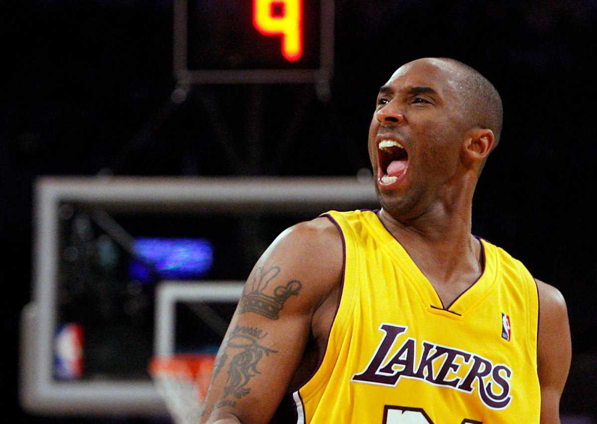 REGARDER: Un joueur de basket-ball se disloque le doigt mais le répare immédiatement à la mode de Kobe Bryant