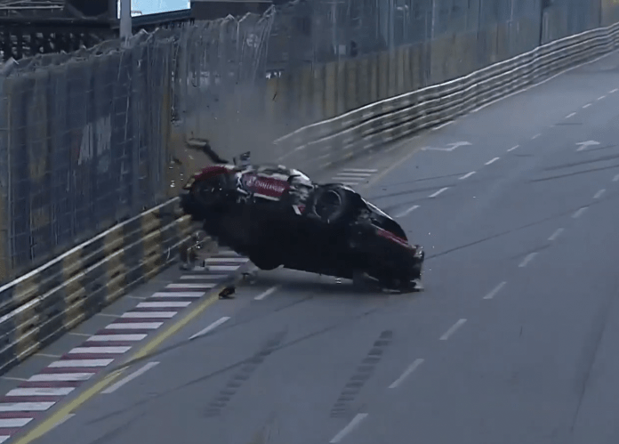 REGARDER: Un pilote de course survit à un accident presque fatal au GP de Macao avec juste un poumon perforé