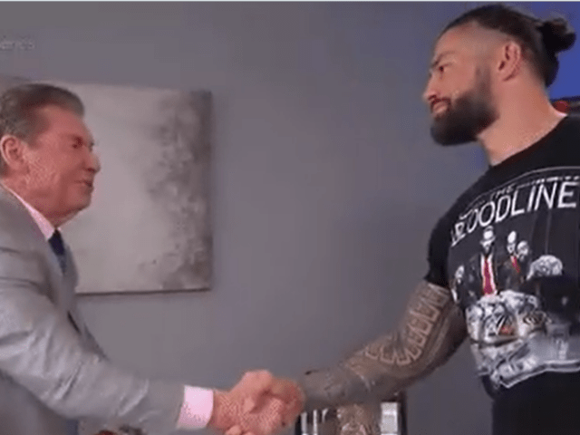 REGARDER: Vince McMahon et Roman Reigns taquinent Major Angle avec Dwayne 'The Rock' Johnson