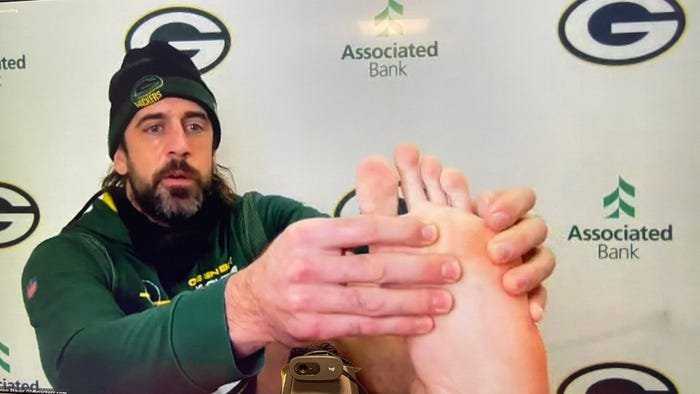'Y'all on That Toe Fetish Sh * t': les Packers de Green Bay OL trolls Aaron Rodgers lors d'une conférence de presse à la mode épique