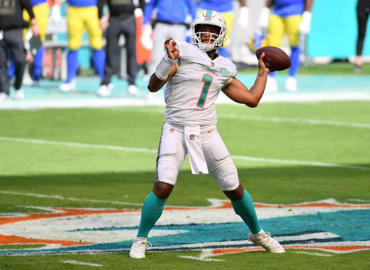 "Comeback King": Tua Tagovailoa mène les Dolphins de Miami à un morceau étonnant de l'histoire de la NFL