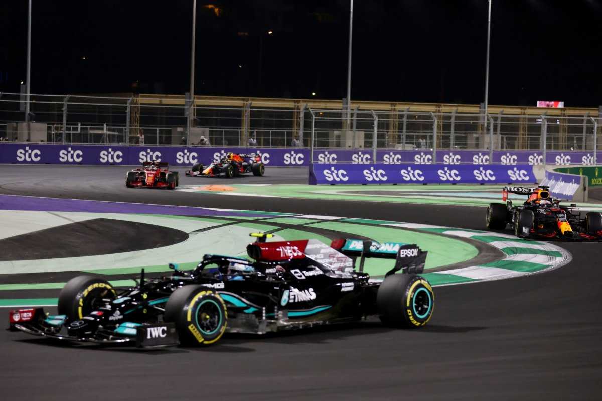 Hamilton remporte un GP d'Arabie saoudite controversé alors que Verstappen perd son avance au championnat