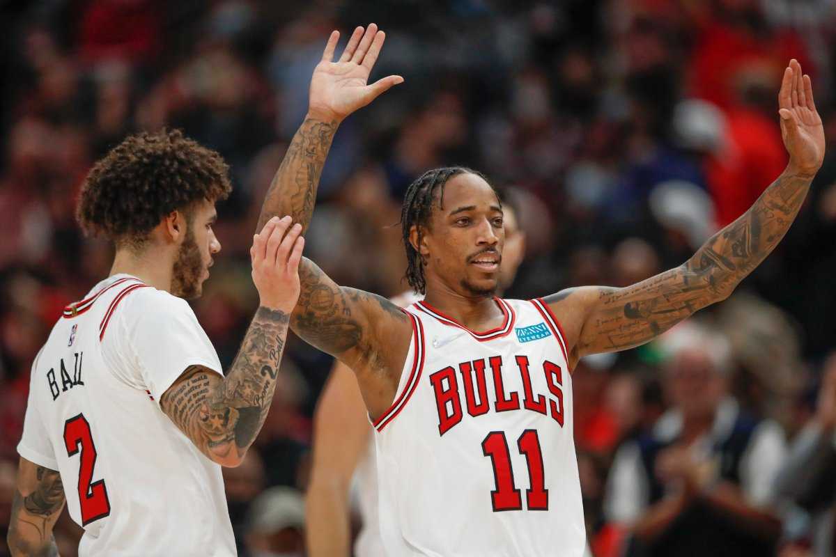 "He Deada ** Puttin Up Jordan Numbers": les fans de la NBA réagissent aux chants du MVP pour la star des Bulls DeMar DeRozan