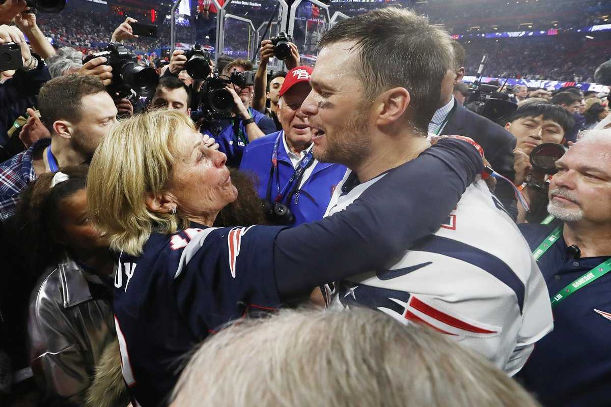 "J'ai essayé de rester en équilibre": Tom Brady a appris que sa mère avait un cancer pendant la saison 2016