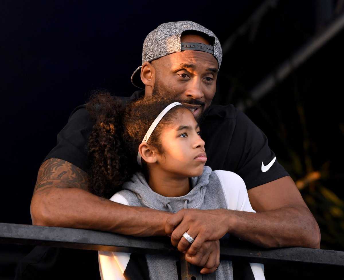 Kobe Bryant a une fois choisi le temps du père au-dessus de la prise en charge du front office des Lakers : « Je reste sur la touche et entraîne mes filles. »