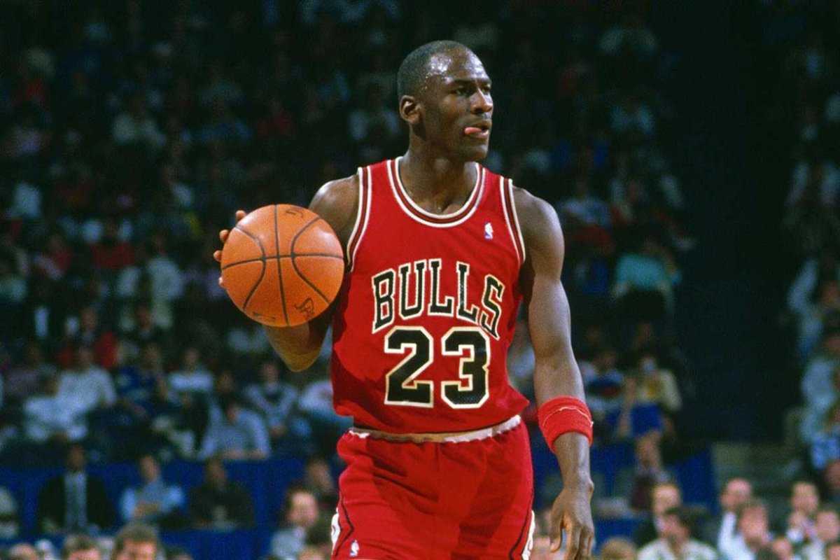 LeBron James a fait une fois une déclaration absurde lors de sa rencontre avec Michael Jordan : "Mec, rencontrer Michael Jordan pour moi était comme un Jésus noir marchant vers moi."