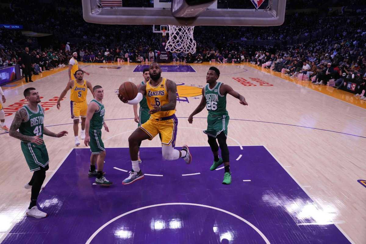 LeBron James arrête les critiques après Lakers vs Celtics: "Je me sens aussi jeune que je ne l'ai jamais été"
