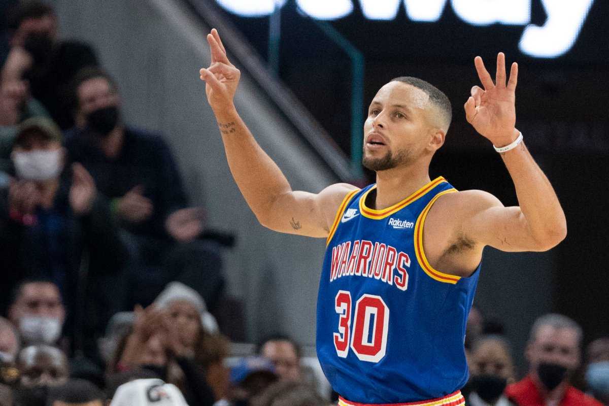 Les fans de la NBA sont choqués alors que le Pelicans Center de 7 pieds dirige Stephen Curry dans Three Pointers